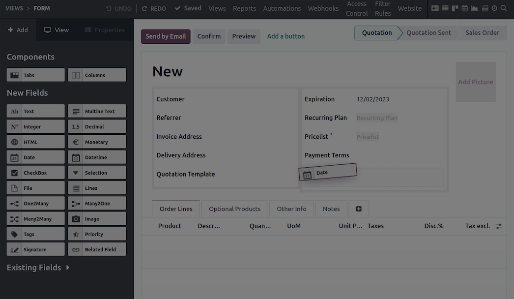 Odoo Studio beim Anpassen eines Formulars mit Feldern per Drag-and-drop