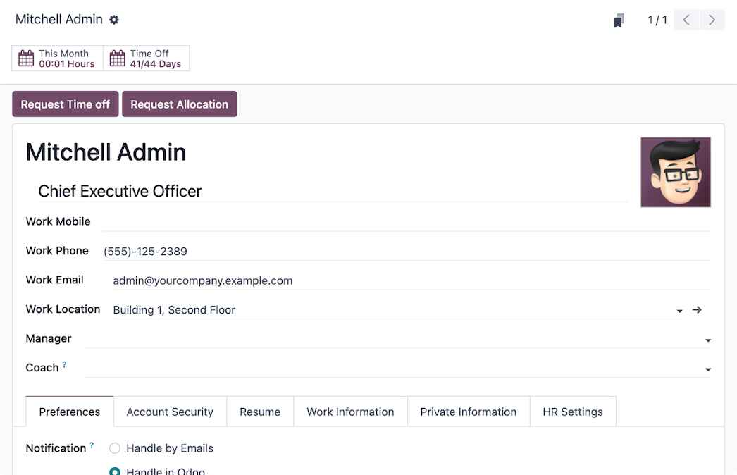 Mitarbeiterprofil in Odoo mit Schaltflächen für Abwesenheitsantrag und Kontingent