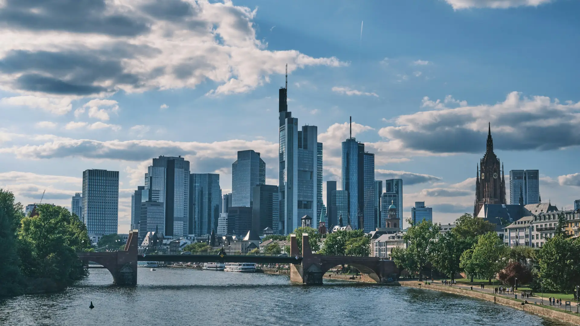 Frankfurter Skyline mit Eisernem Steg, Kaiserdom und Main