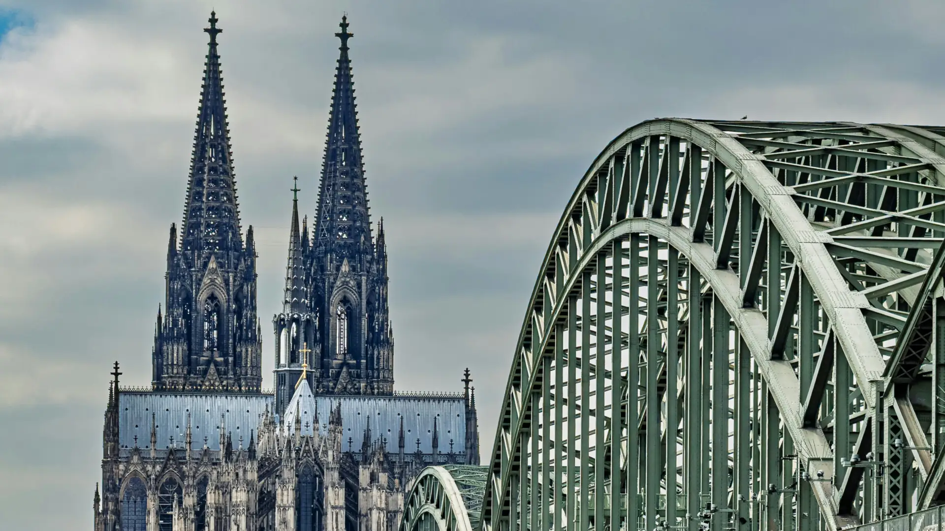 Kölner Dom mit Hohenzollernbrücke über dem Rhein