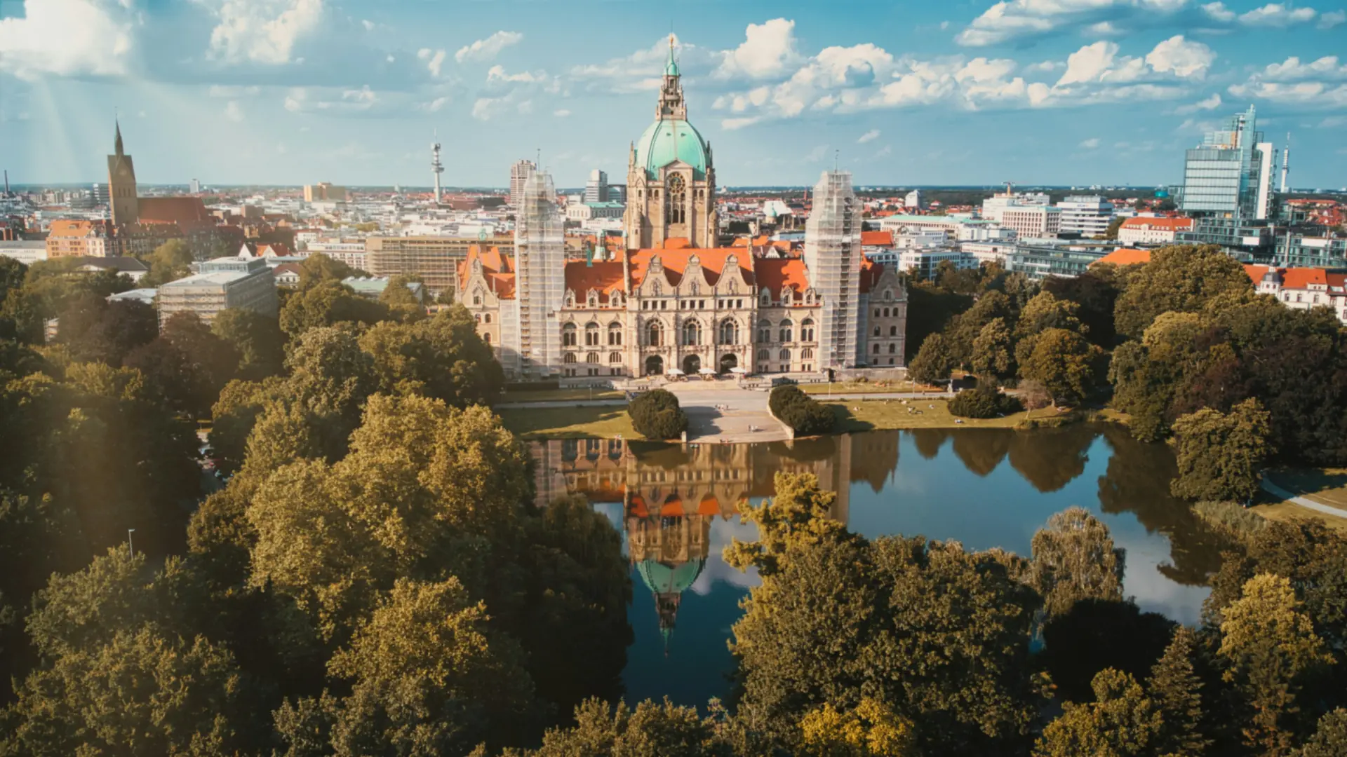 Neues Rathaus Hannover mit Maschteich aus der Luft