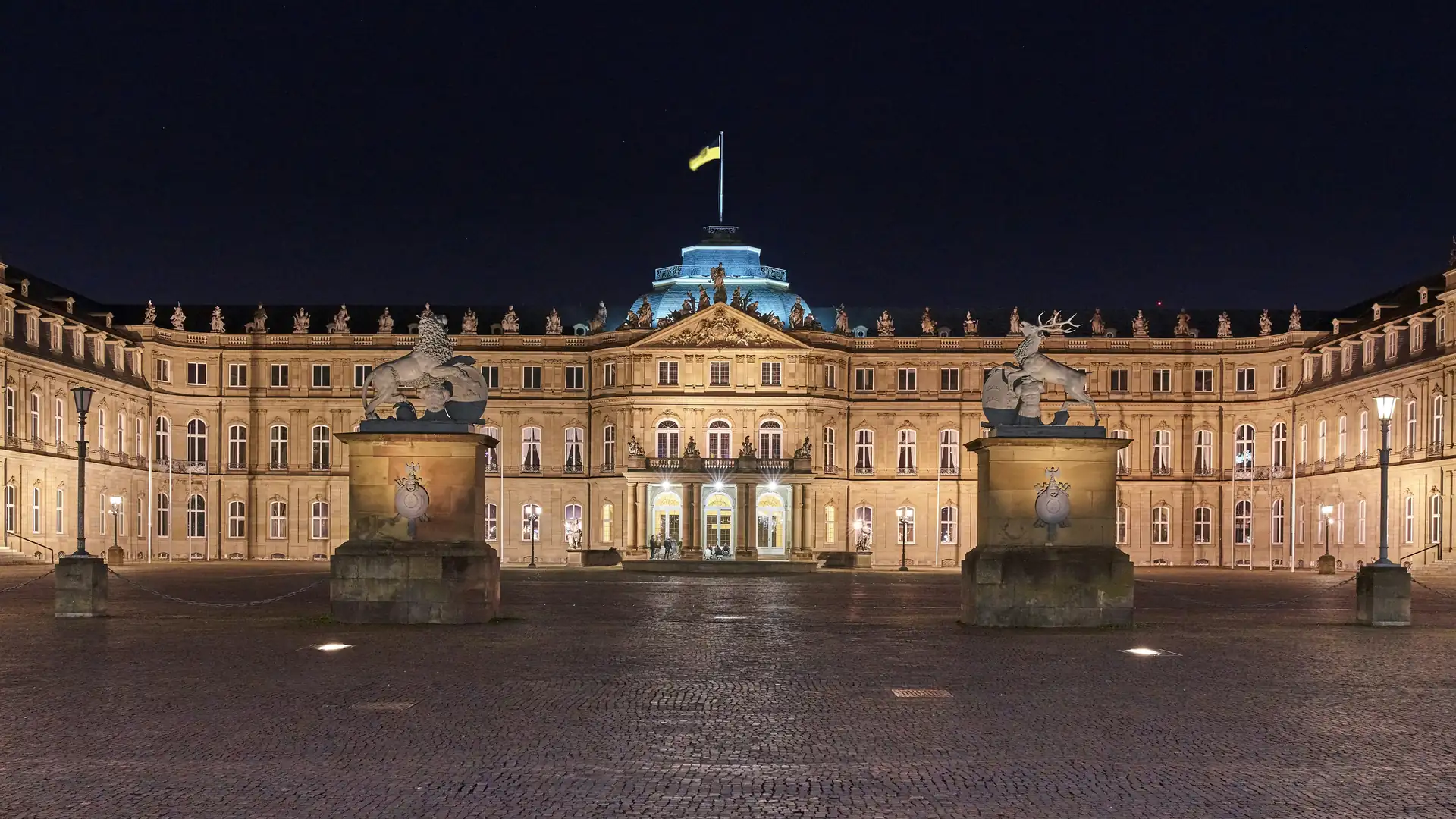 Neues Schloss Stuttgart am Schlossplatz bei Nacht