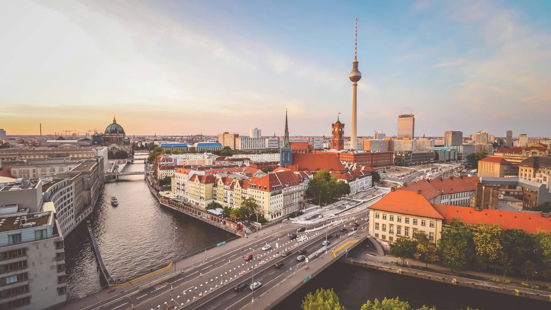 Berliner Mitte mit Spree, Fernsehturm, Rotem Rathaus und Berliner Dom