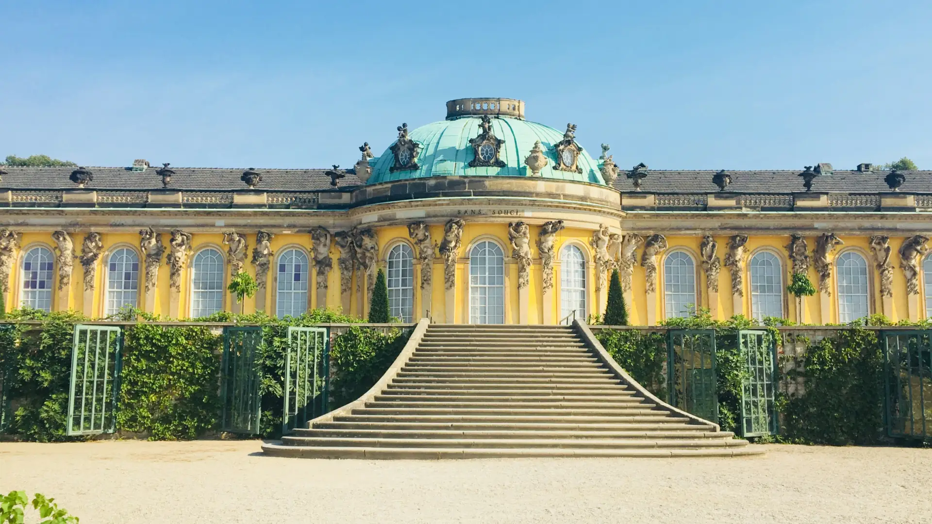 Schloss Sanssouci in Potsdam mit Freitreppe