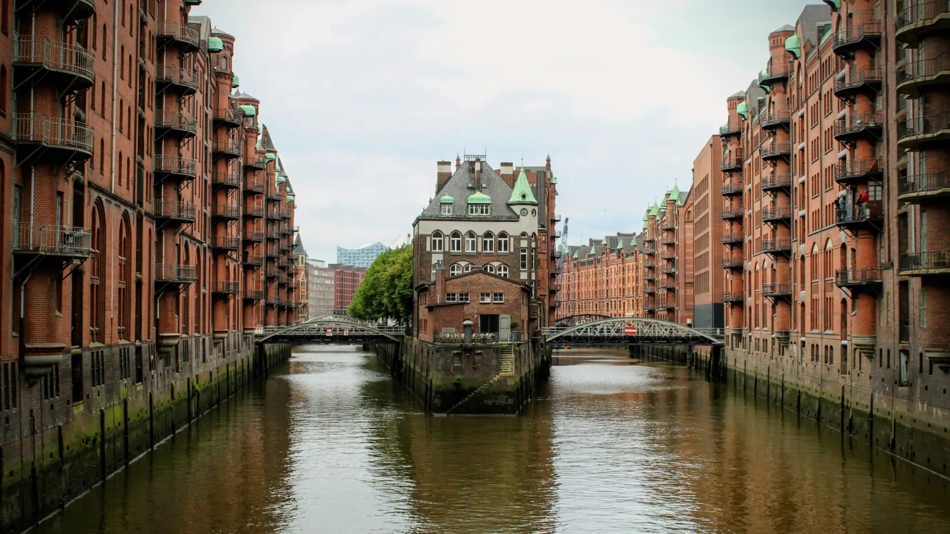 Wasserschloss in der Hamburger Speicherstadt mit Elbphilharmonie im Hintergrund