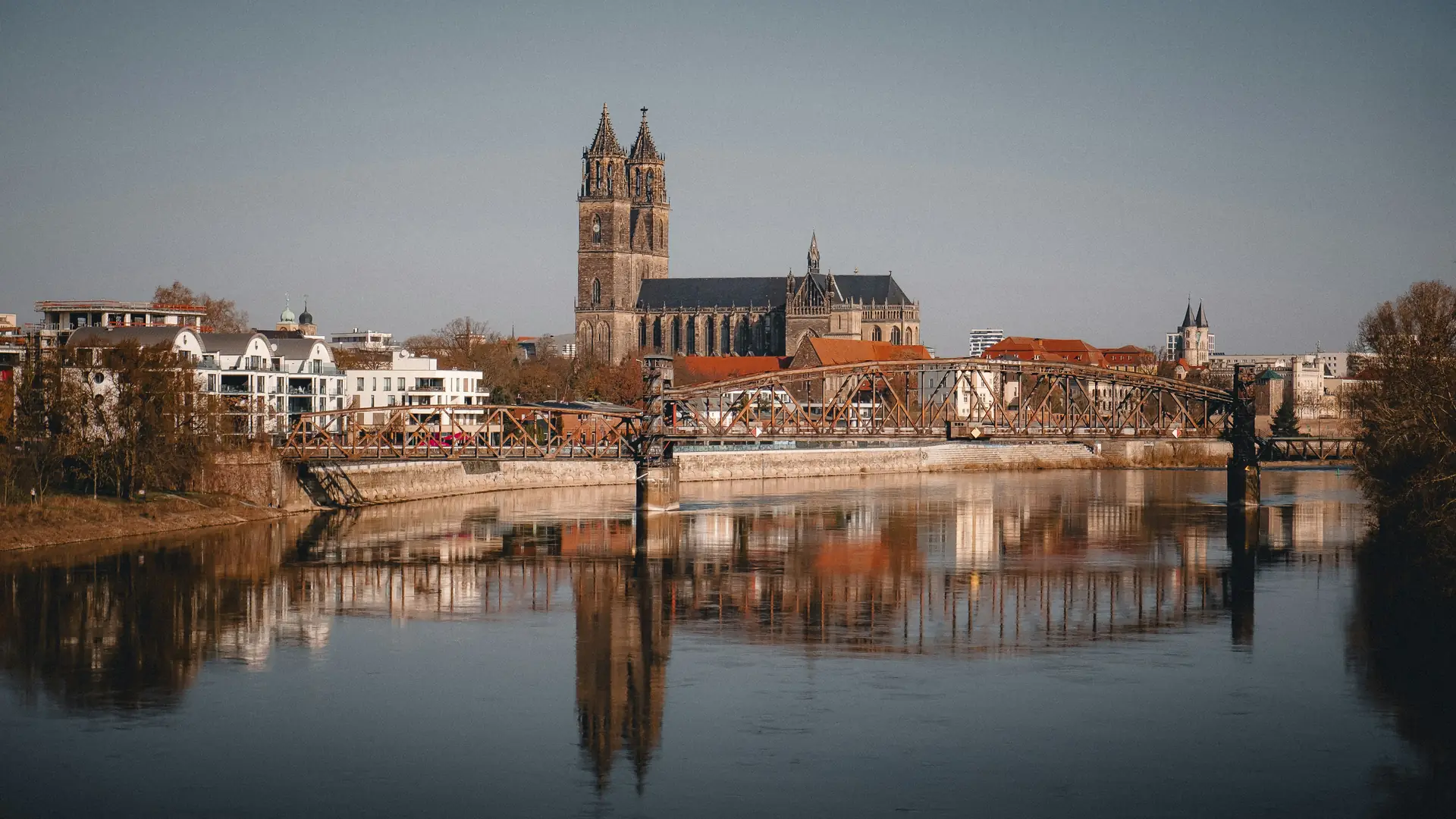 Magdeburger Dom mit Hubbrücke, gespiegelt in der Elbe